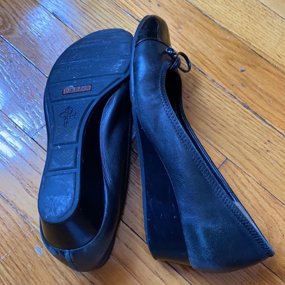 Cole Haan leather/patten leather Mary Jane wedge with Nike Air soles - Picture 4 of 10